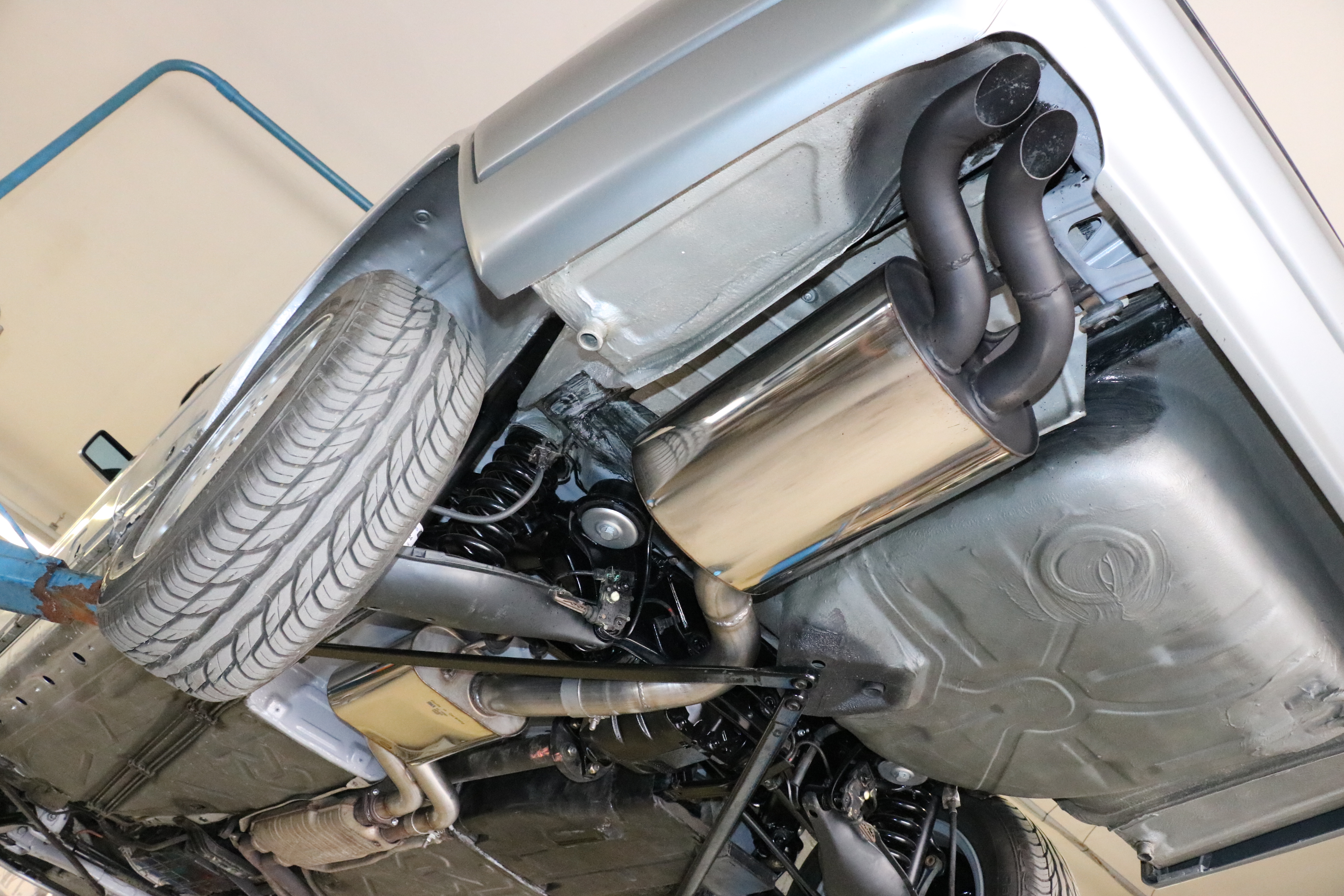 Mercedes E-Klasse W124 Cabrio Endschalldämpfer Ø70mm - 2x55 Typ 28 (Dieseloptik - von hinten nicht sichtbar) Mercedes E-Klasse W124 Cabrio Endschalldämpfer Ø70mm - 2x55 Typ 28 (Dieseloptik - von hinten nicht sichtbar)